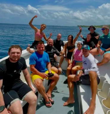 Group of divers in Roatan